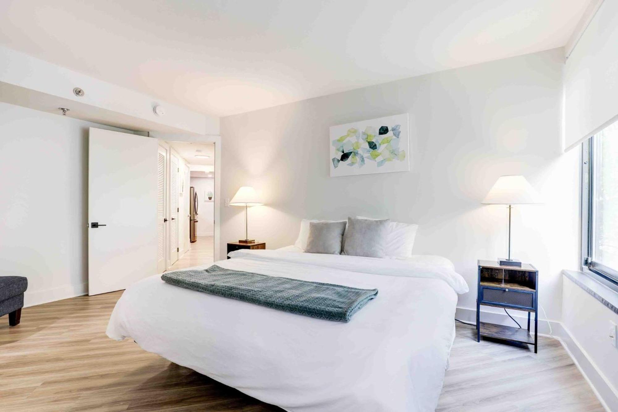 2Br Executive Apartment With Spacious Layout Arlington Eksteriør billede