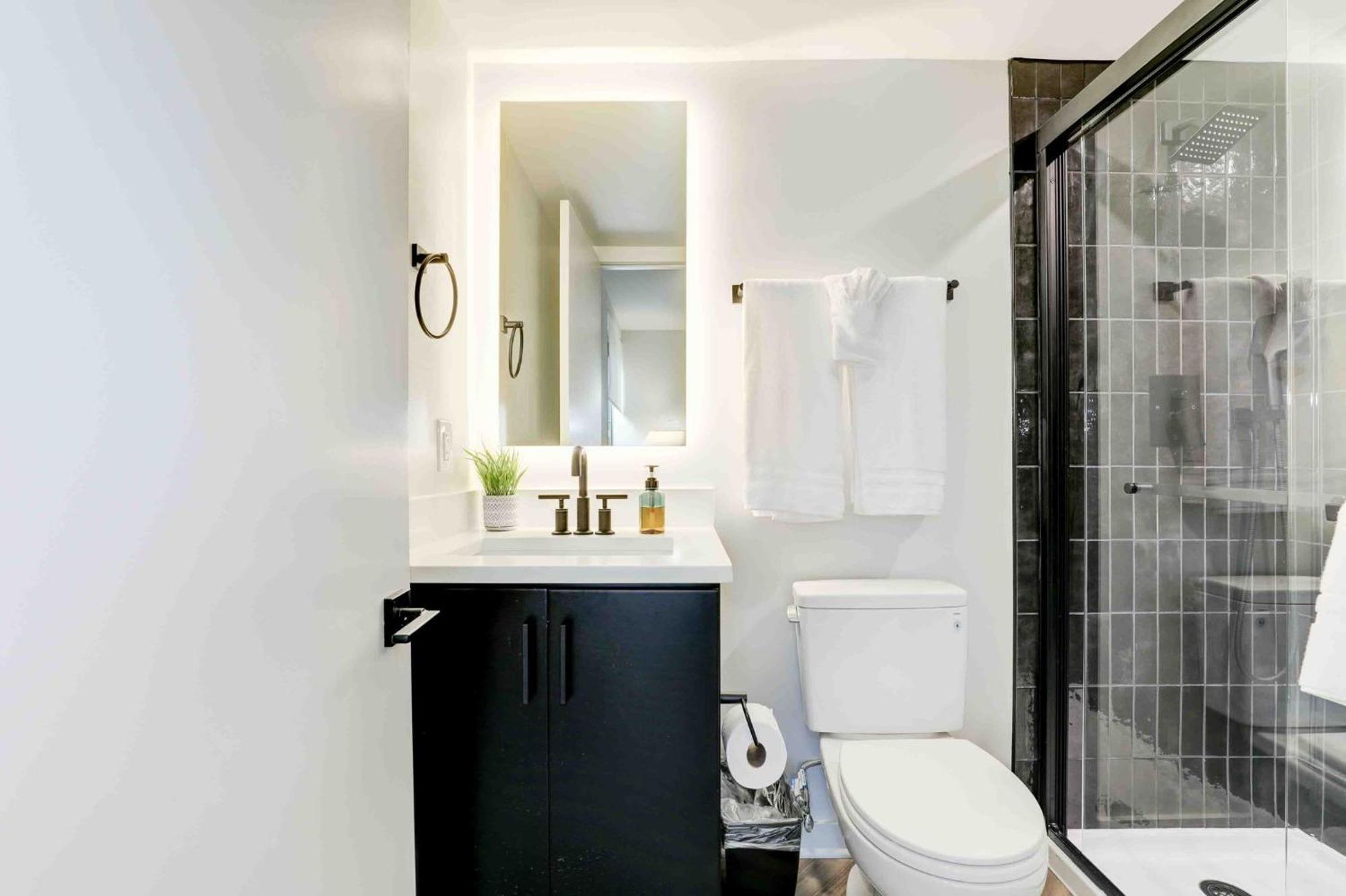 2Br Executive Apartment With Spacious Layout Arlington Eksteriør billede